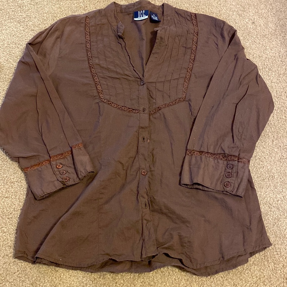Women’s brown button down 3/4 length blouse